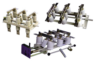 GN19-12型戶內(nèi)高壓隔離開(kāi)關(guān)設(shè)備用于額定電壓12千伏，交流50Hz及以下電力系統(tǒng)中，配用CS6-1型人力操作機(jī)構(gòu)，作為在有電壓而無(wú)負(fù)載的情況下，分、合電路之用，亦有派生產(chǎn)品防污型、高原型和加裝帶電顯示裝置及加配傳感器等配置功能。那戶內(nèi)高壓隔離開(kāi)關(guān)的主要作用有哪些？高壓隔離開(kāi)關(guān)廠家雷爾沃解讀如下：